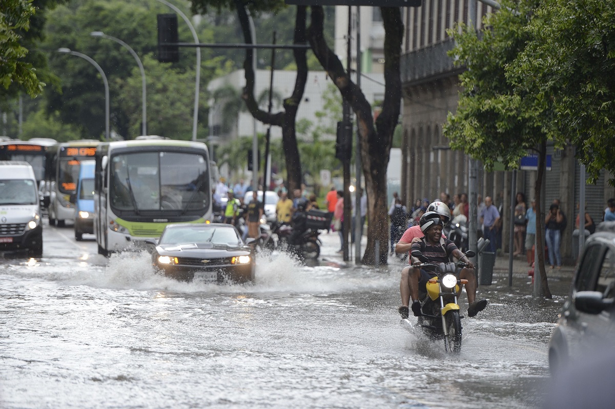 Principais cuidados com o carro na chuva